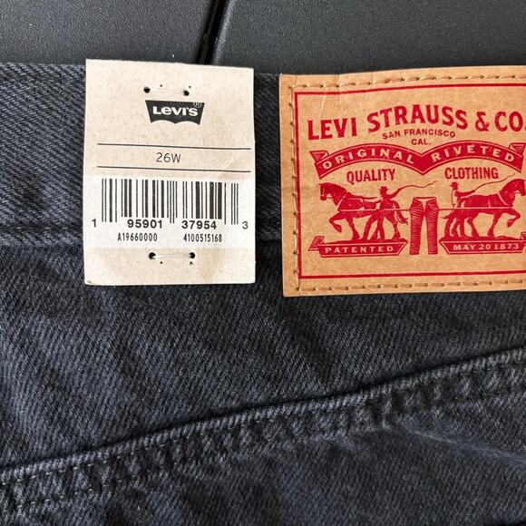 NWT Levi’s High Waisted Black Mom Shorts Plus 26W - Picture 5 of 7